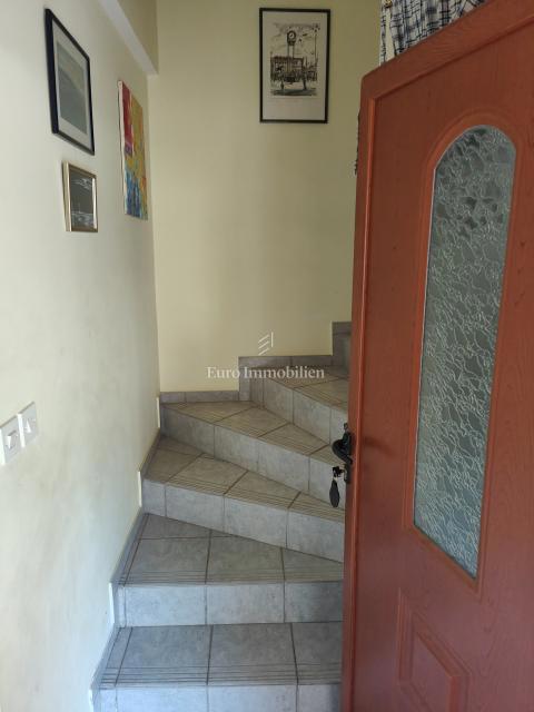 Samostojna hiša z dvema stanovanjem, 350 m od morja!