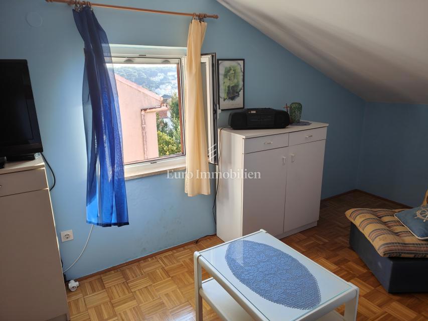 Samostojna hiša z dvema stanovanjem, 350 m od morja!