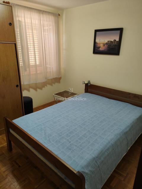 Samostojna hiša z dvema stanovanjem, 350 m od morja!