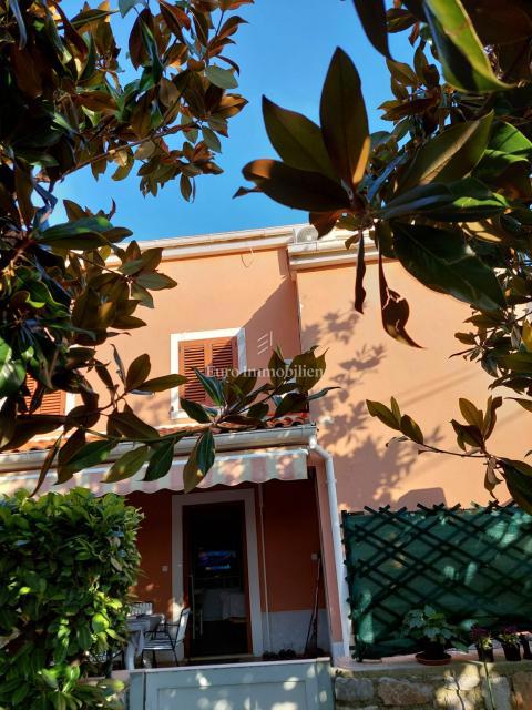 Samostojna hiša z dvema stanovanjem, 350 m od morja!