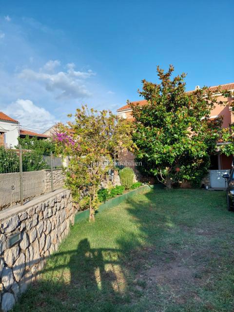 Samostojna hiša z dvema stanovanjem, 350 m od morja!