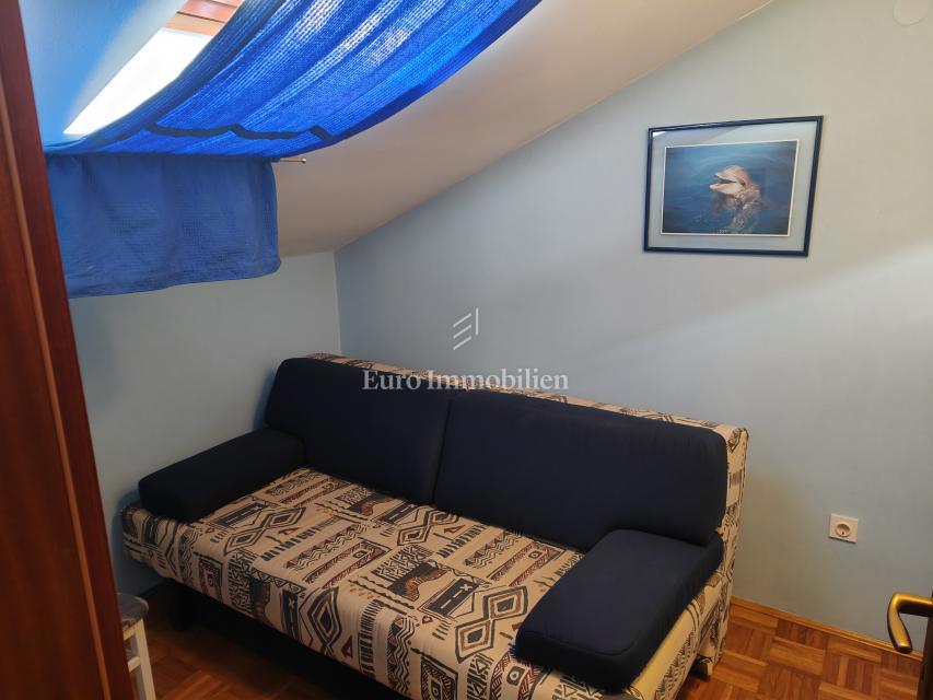 Samostojna hiša z dvema stanovanjem, 350 m od morja!