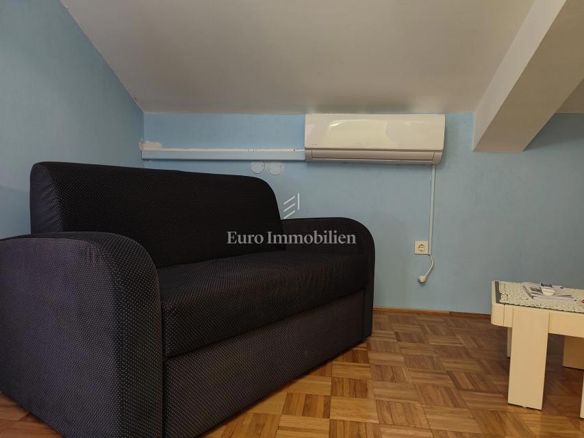 Samostojna hiša z dvema stanovanjem, 350 m od morja!