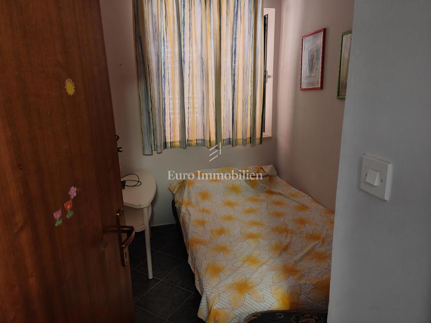 Samostojna hiša z dvema stanovanjem, 350 m od morja!