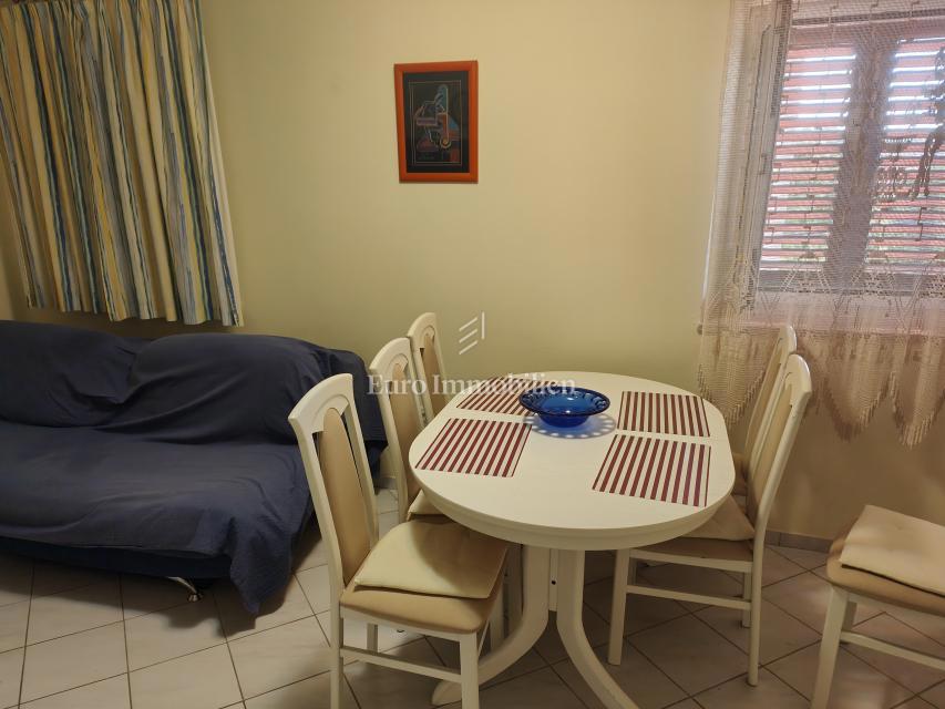 Samostojna hiša z dvema stanovanjem, 350 m od morja!