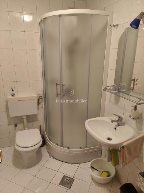 Samostojna hiša z dvema stanovanjem, 350 m od morja!