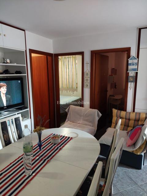 Samostojna hiša z dvema stanovanjem, 350 m od morja!