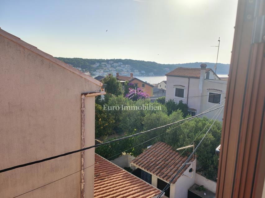 Samostojna hiša z dvema stanovanjem, 350 m od morja!