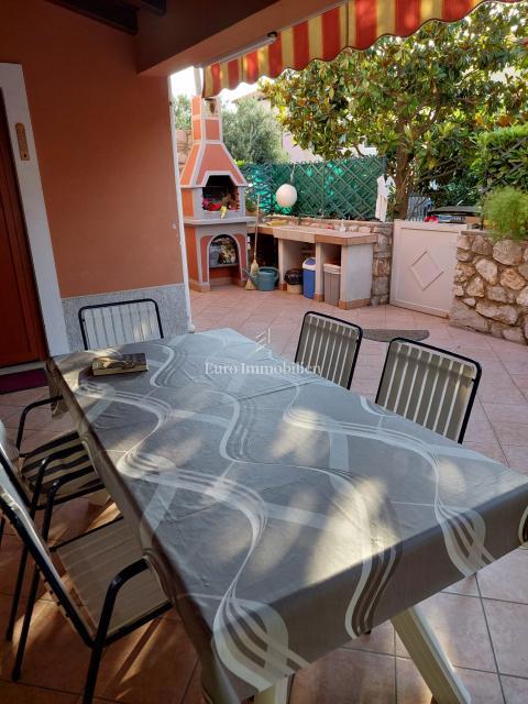 Samostojna hiša z dvema stanovanjem, 350 m od morja!