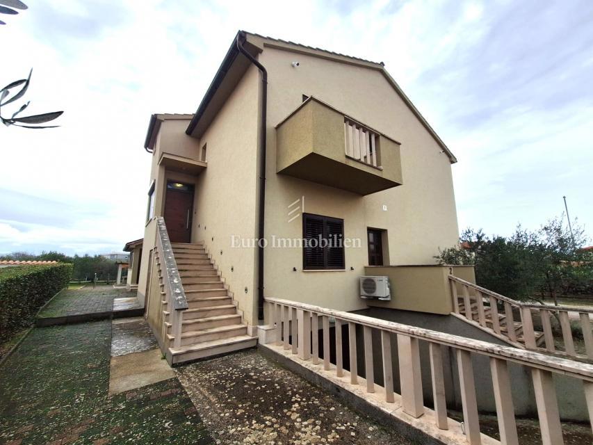 Hiša z vrtom in bazenom na odlični lokaciji, Krk