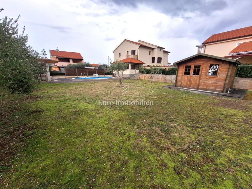 Hiša z vrtom in bazenom na odlični lokaciji, Krk