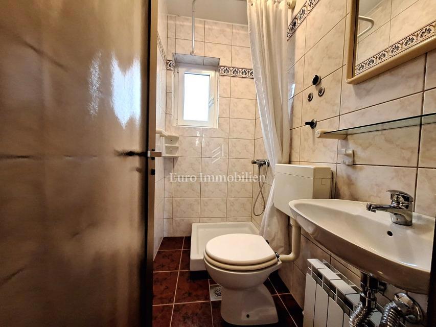 Hiša z vrtom in bazenom na odlični lokaciji, Krk