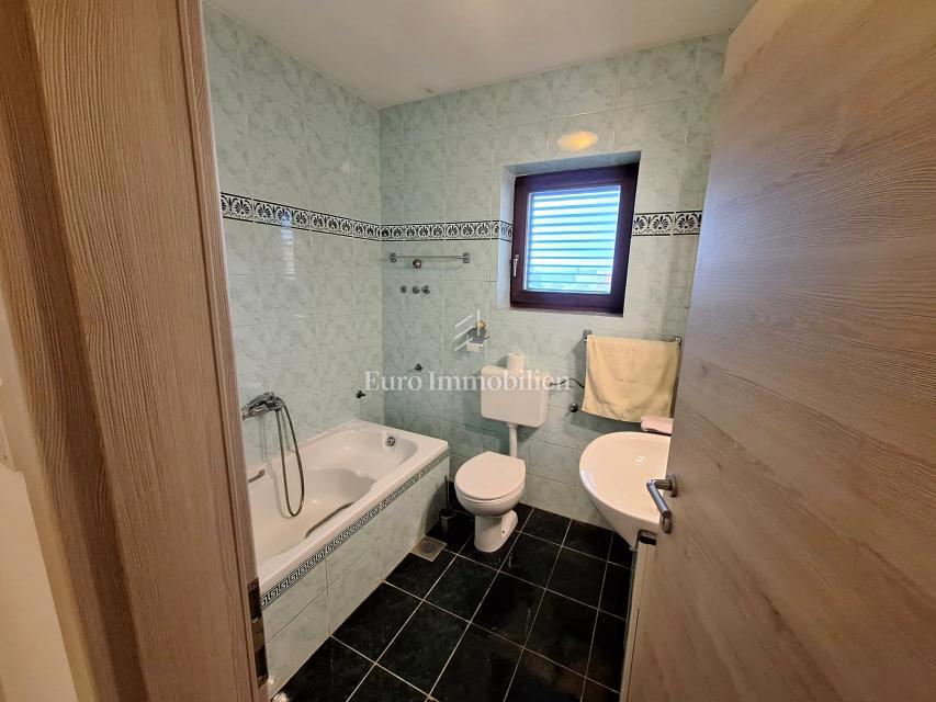 Hiša z vrtom in bazenom na odlični lokaciji, Krk