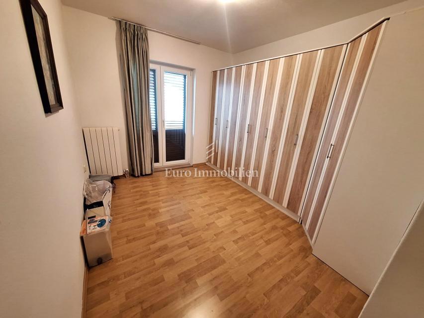 Hiša z vrtom in bazenom na odlični lokaciji, Krk