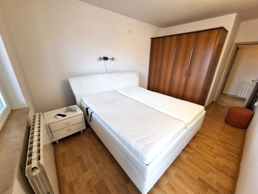 Hiša z vrtom in bazenom na odlični lokaciji, Krk