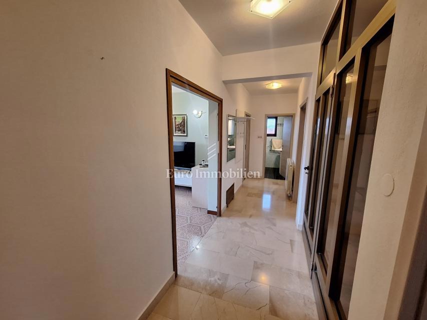 Hiša z vrtom in bazenom na odlični lokaciji, Krk