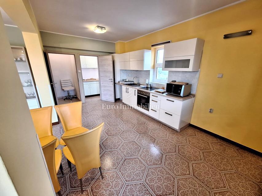 Hiša z vrtom in bazenom na odlični lokaciji, Krk