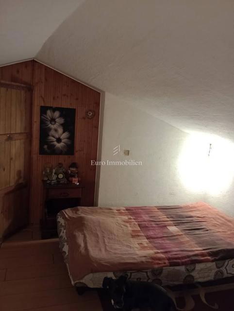 Hiša z vrtom in parkiriščem, Pulj