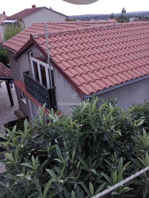 Hiša z vrtom in parkiriščem, Pulj