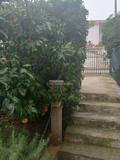 Hiša z vrtom in parkiriščem, Pulj