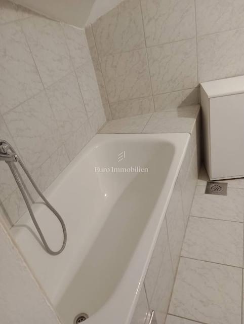 Hiša z vrtom in parkiriščem, Pulj