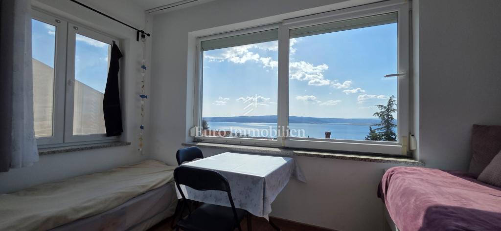 Dramalj - apartma s pogledom na morje na mirni lokaciji