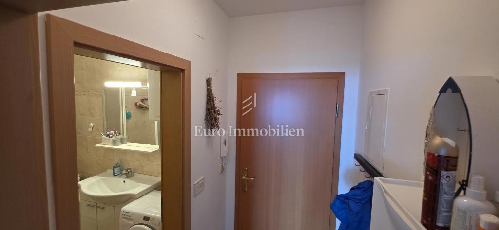 Dramalj - apartma s pogledom na morje na mirni lokaciji