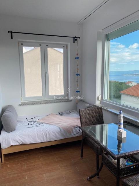 Dramalj - apartma s pogledom na morje na mirni lokaciji