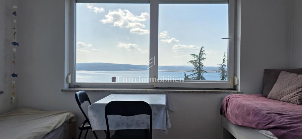 Dramalj - apartma s pogledom na morje na mirni lokaciji