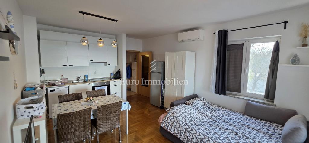 Dramalj - apartma s pogledom na morje na mirni lokaciji