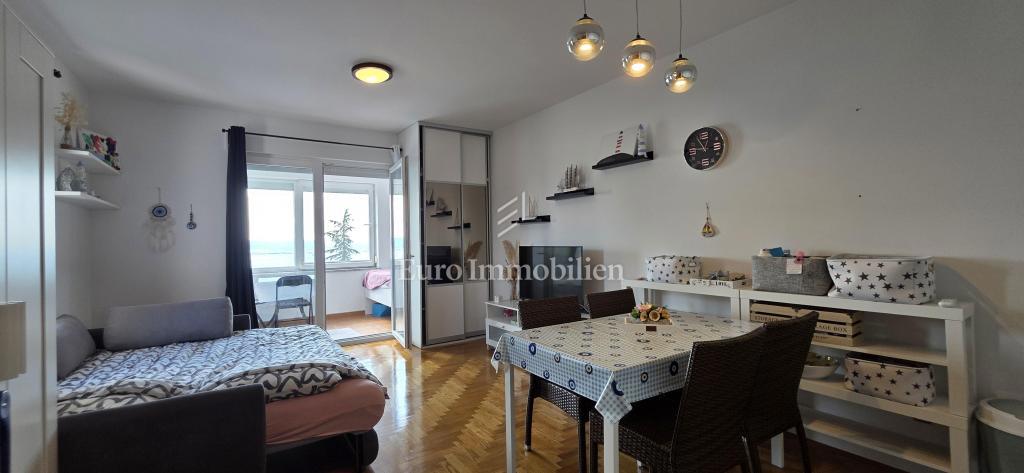 Dramalj - apartma s pogledom na morje na mirni lokaciji