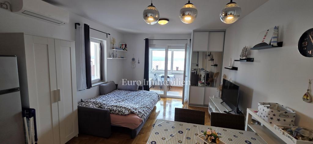 Dramalj - apartma s pogledom na morje na mirni lokaciji