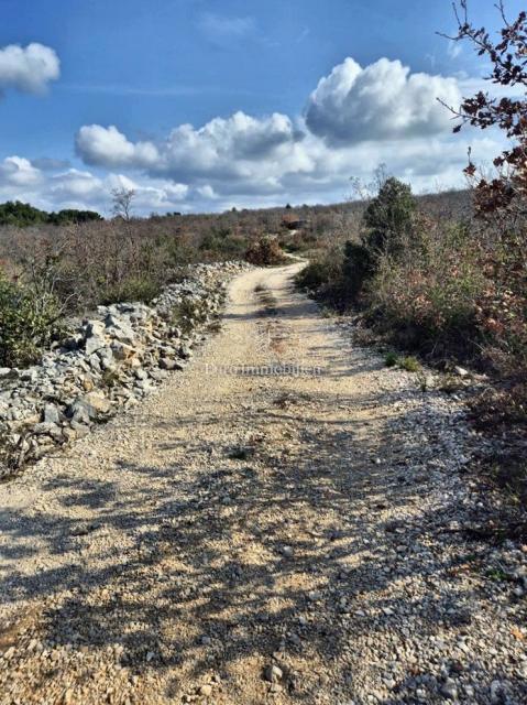 Betina, kmetijsko zemljišče v drugi vrsti do morja