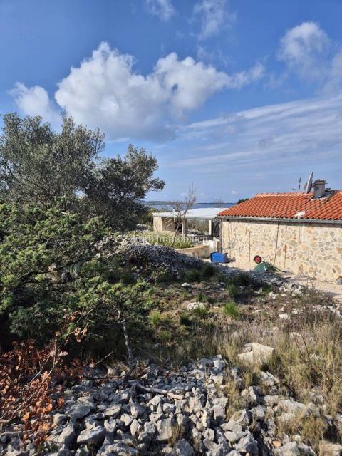 Betina, kmetijsko zemljišče v drugi vrsti do morja