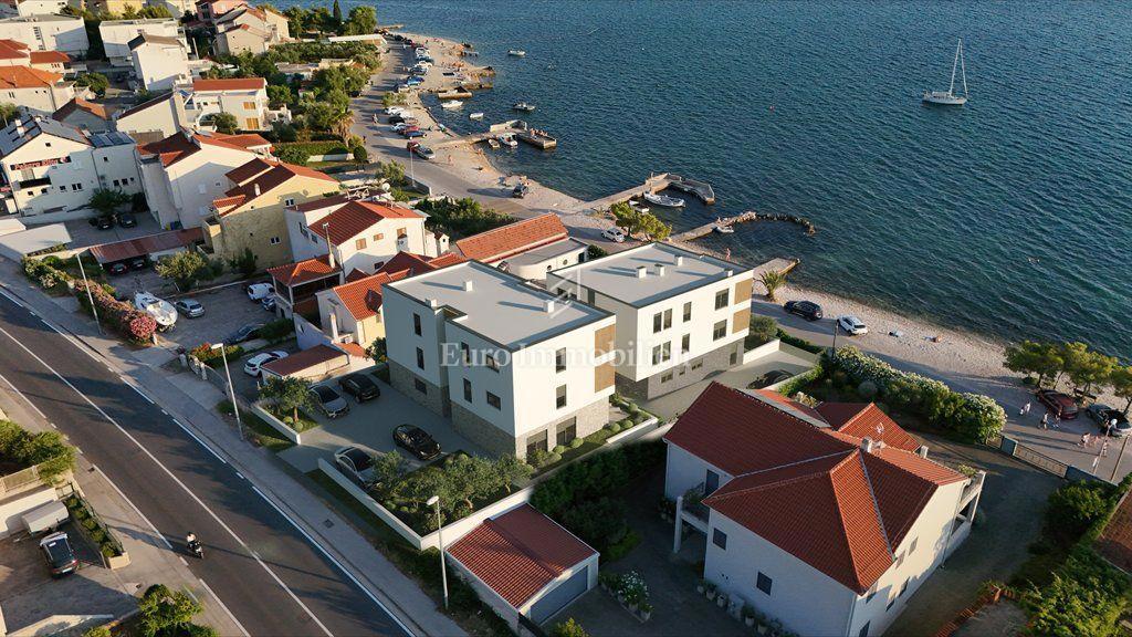 Brodarica, apartma z vrtom in pogledom na morje, prva vrsta do morja