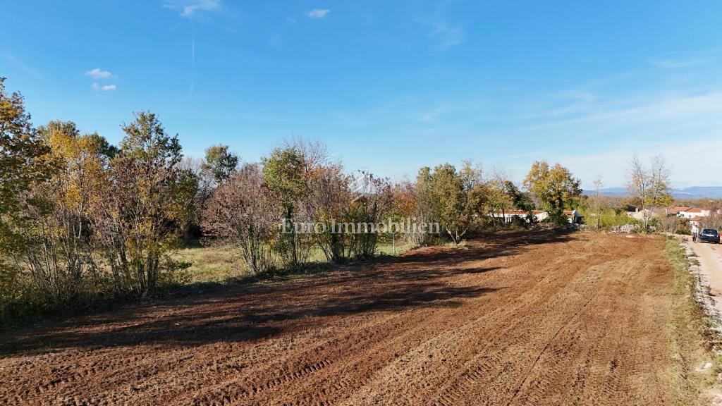 Območje Labina - gradbeno zemljišče na mirni lokaciji