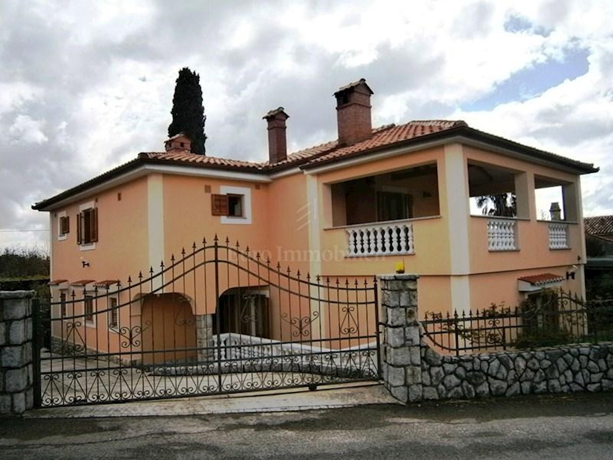 Moderno opremljena hiša z velikim vrtom