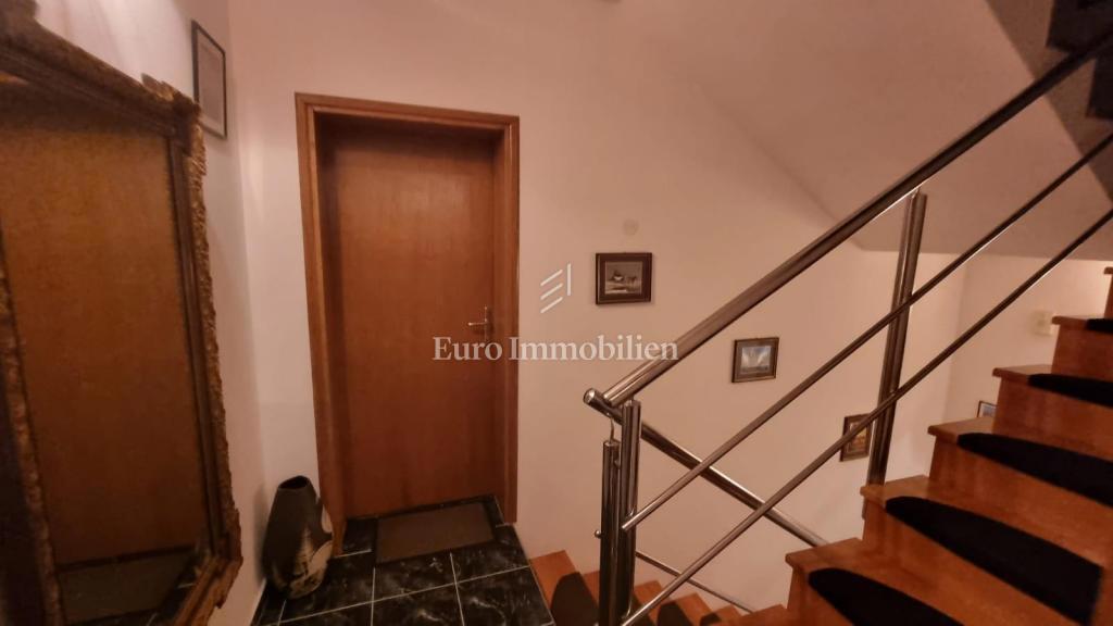 Jadranovo, hiša s tremi apartmaji