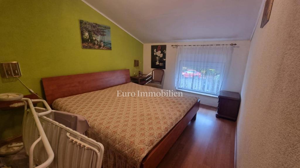 Jadranovo, hiša s tremi apartmaji