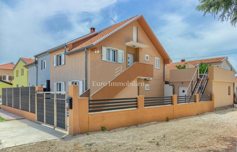 Biograd na Moru, Kakma, hiša z dvema apartmajema in bazenom