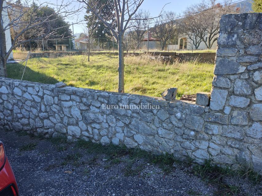 Nerezine - samostojna hiša z dvema stanovanjema