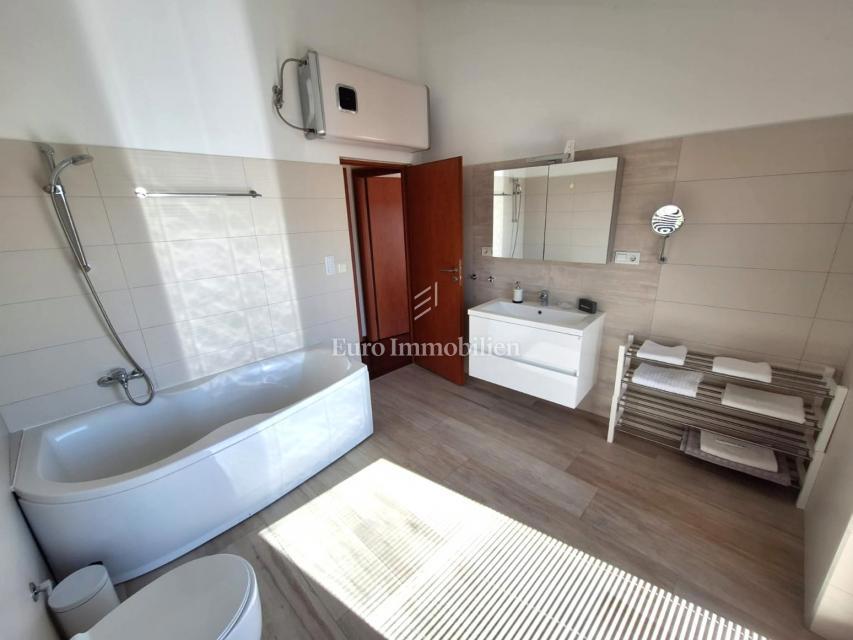 Malinska - prenovljena kamnita hiša z bazenom