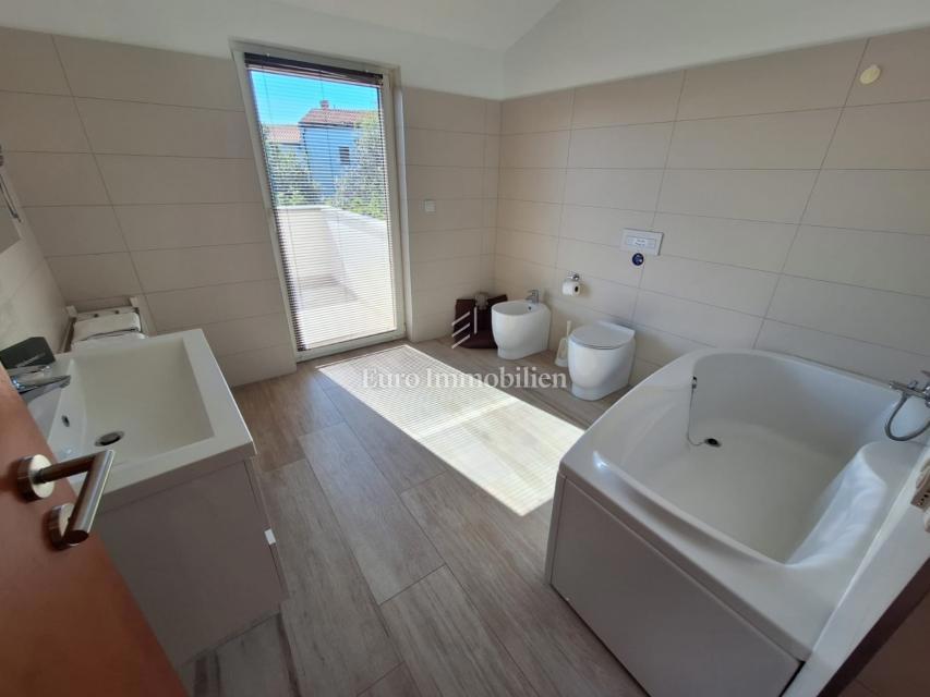 Malinska - prenovljena kamnita hiša z bazenom