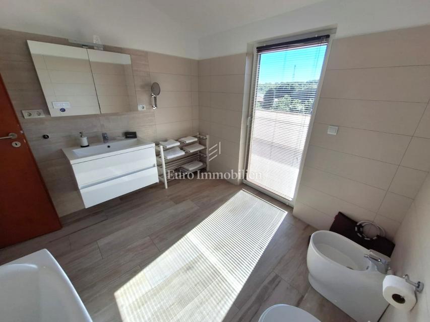 Malinska - prenovljena kamnita hiša z bazenom