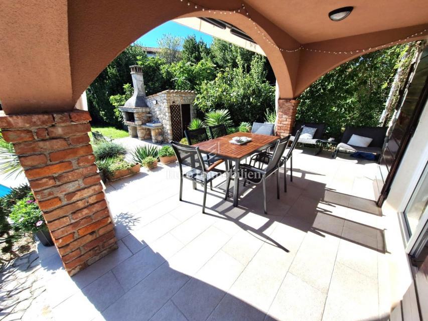 Malinska - prenovljena kamnita hiša z bazenom