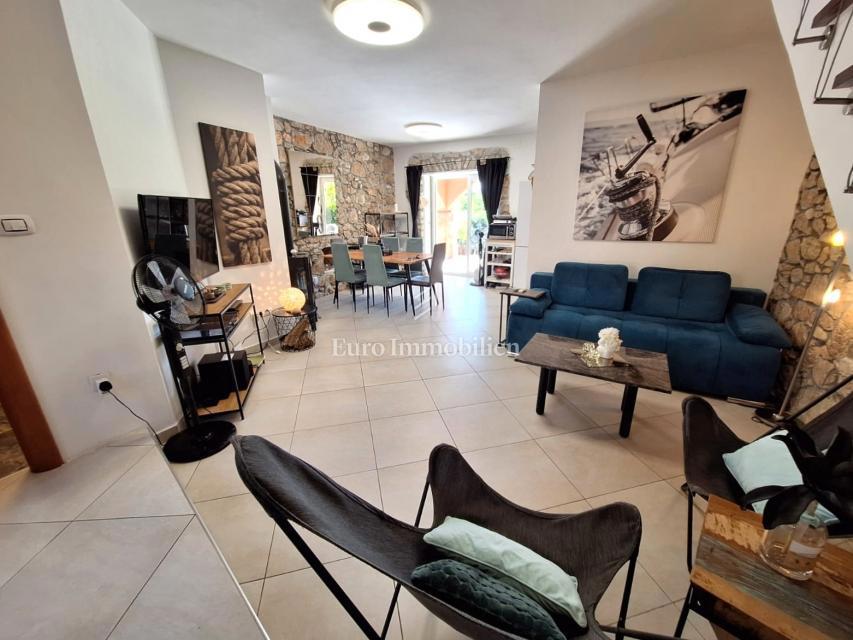 Malinska - prenovljena kamnita hiša z bazenom