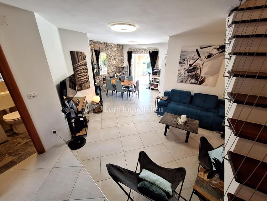 Malinska - prenovljena kamnita hiša z bazenom