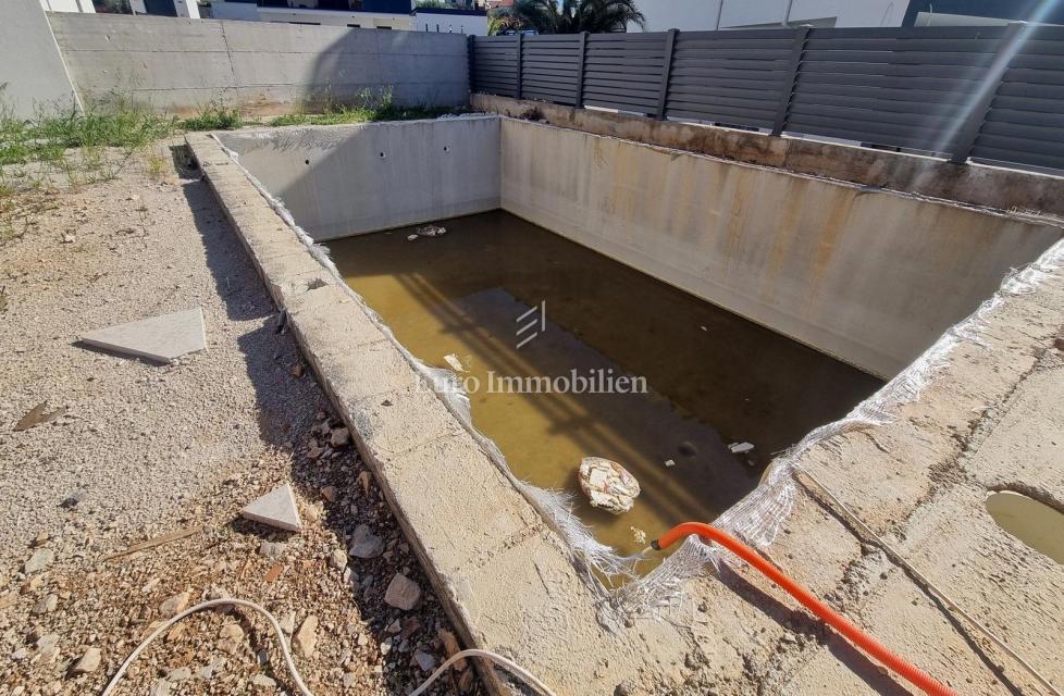 Novogradnja, luksuzna hiša z bazenom, v bližini morja in centra
