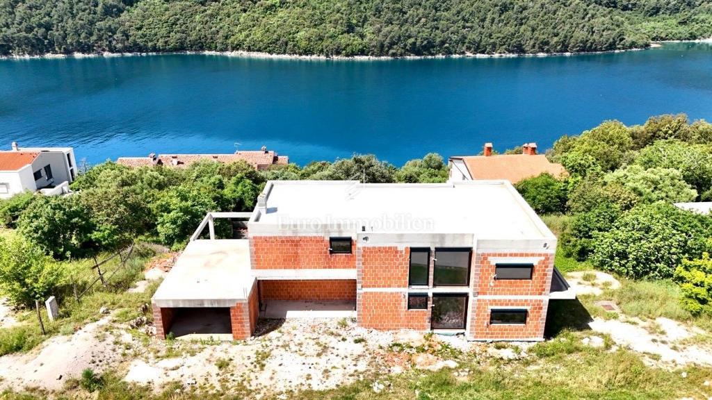 Istra - moderna vila z bazenom 80 m od morja