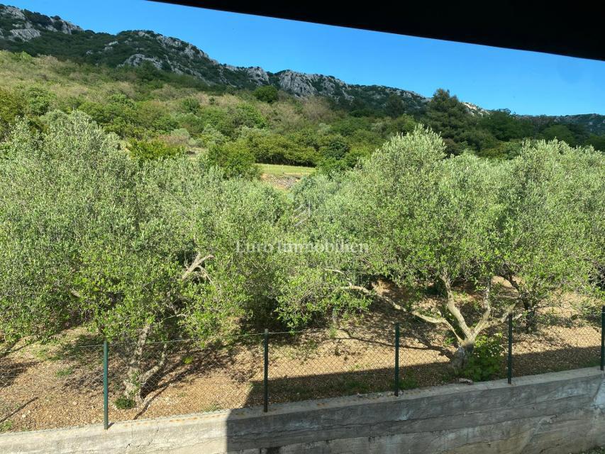 Apartma z vrtom v bližini Baške